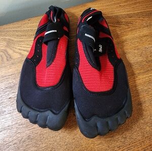 NEWTZ Boy's Size 6 Water Shoes